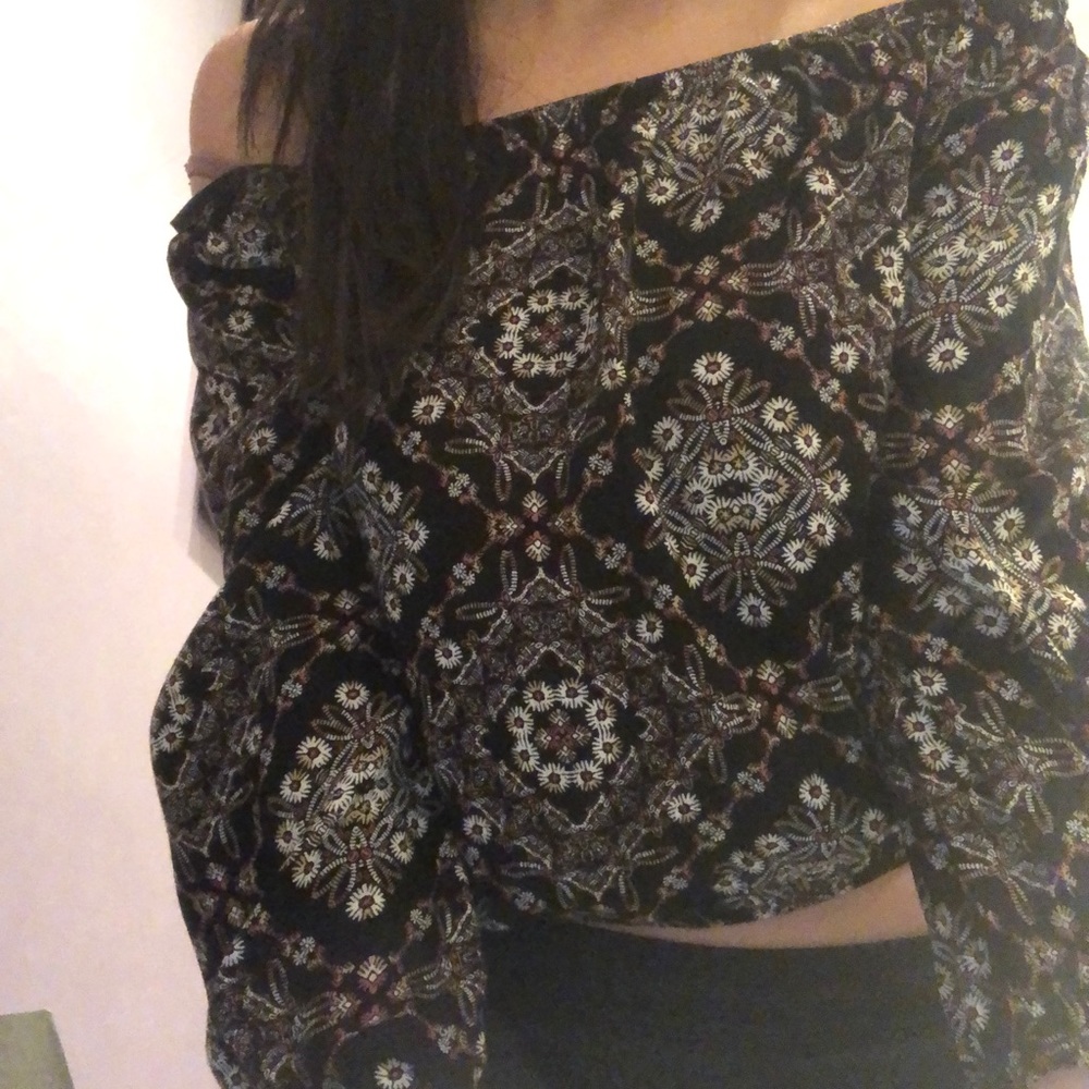 Off shoulder pattern shirt